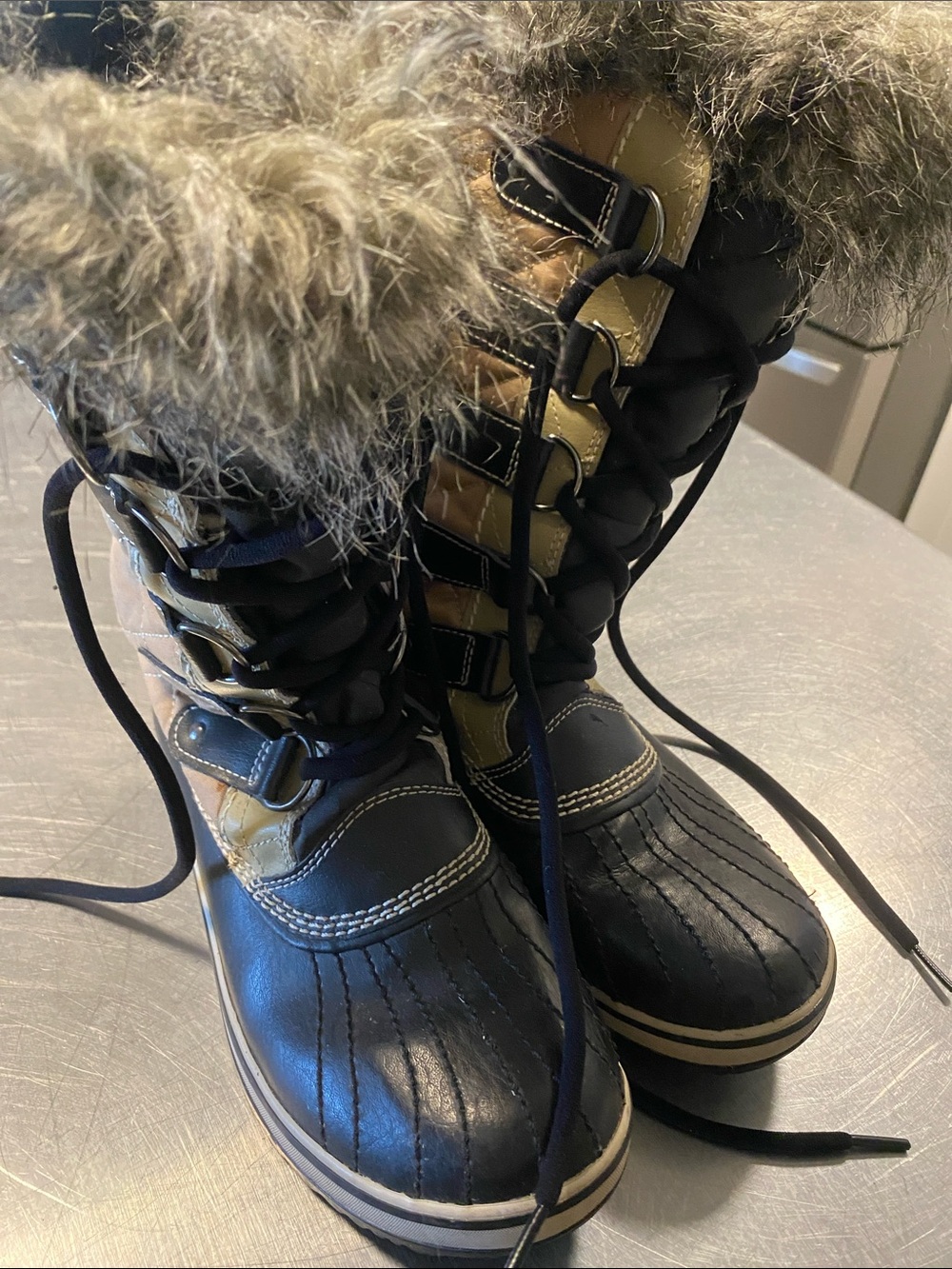 Sorel Women’s Winter Lace-Up Faux Fur Snow Boots in Black and Tan size 8